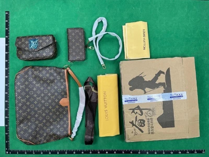 ph094 Louis vuitton LV Toe Bag
